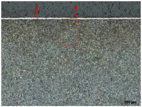 Abb. 3: TENIFER Nitrierschicht: Verbindungsschicht (25 μm) und Diffusionsschicht (320 μm). Matrix: Vergütungsgefüge aus angelassenem Martensit mit vereinzelten Nitridausscheidungen. Ätzung: 3% HNO3. Oben 50-fache und unten 500-fache Vergrößerung.
(oben: Objektive: EC Epiplan-NEOFLUAR 5× /0,14, unten: EC Epiplan- NEOFLUAR 50×/0,55 HD DIC, Hellfeld)